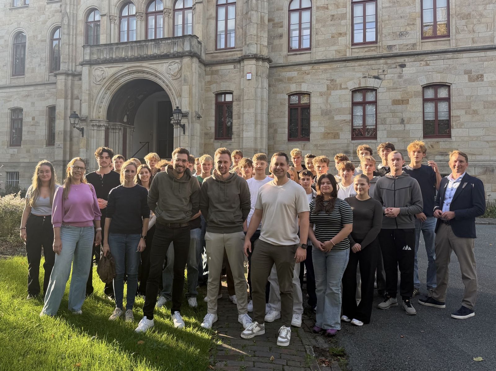 Teilnehmende, Coaches und Partner der MACHacademy beim Gruppenfoto