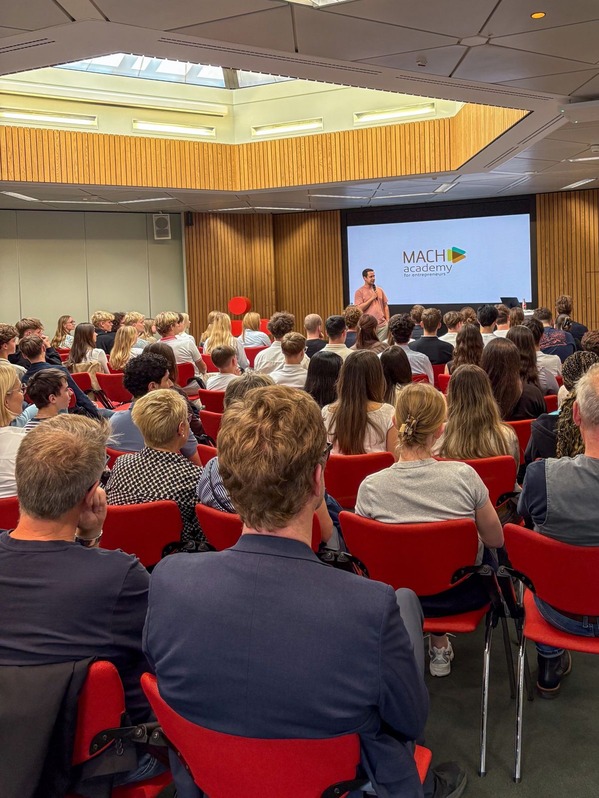 Kick-off der MACHacademy vor vollem Saal