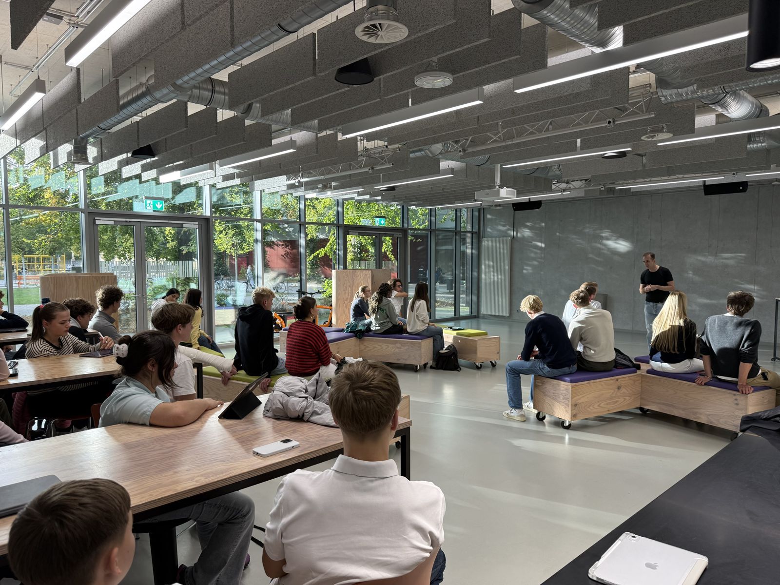 Workshop in einem hellen Seminarraum