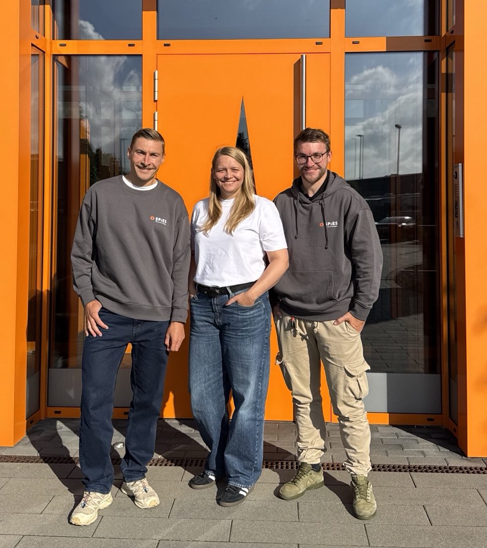 Alexander Spies, Carolin Buddenkotte und Sebastian Spies vor dem Eingang von SPIES